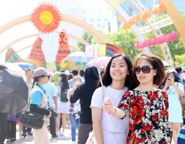 Người dân TPHCM hân hoan du xuân đầu năm ảnh 5